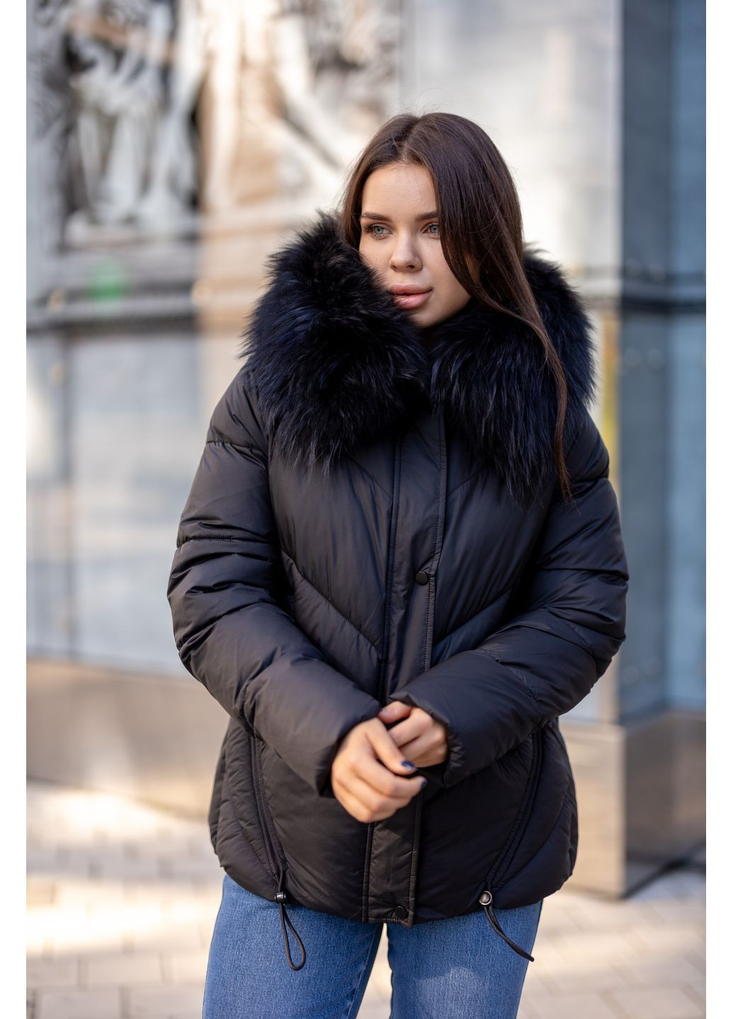 Черная зимняя зимняя женская короткая куртка с мехом енота 65526 Visdeer