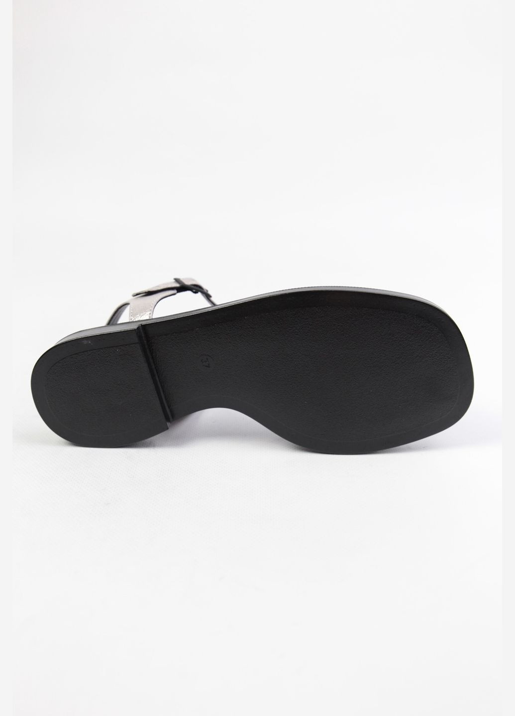 Серые босоножки Benito без застежки