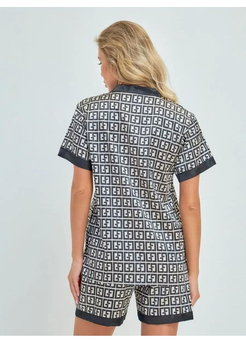 Серая всесезон пижама женская атласная классическая прямого кроя домашний комплект с шортами и тенниской лого fendi рубашка + шорты No Brand Піжама атласна з шортами Fendi сіра