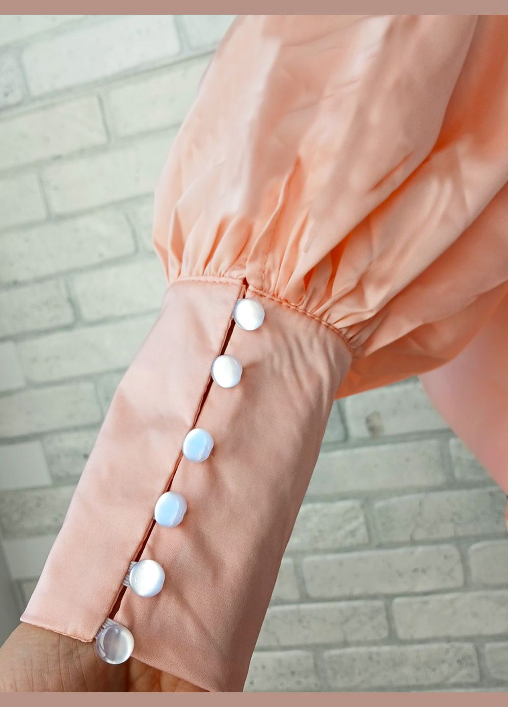 Персиковая женская классическая блуза шелковая однотонная базовая, с длинным рукавом цвет персиковый No Brand