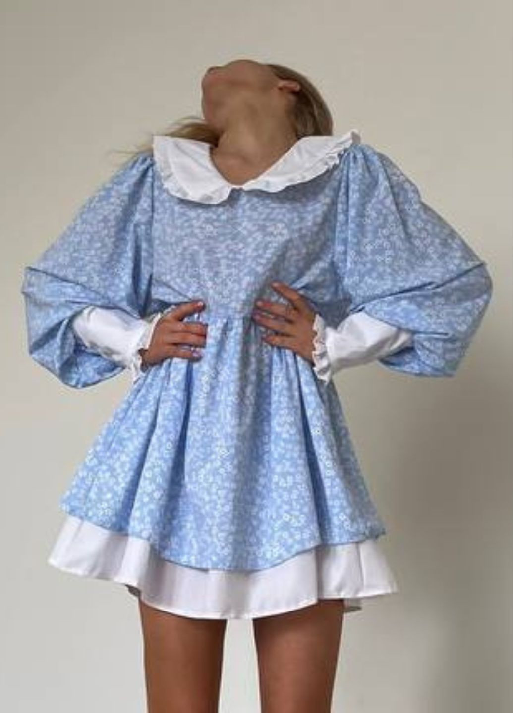 Голубое кэжуал нежное мини платье с цветочным узором, рюшами, отложным воротником и двойной юбкой. Tik-Tak с цветочным принтом