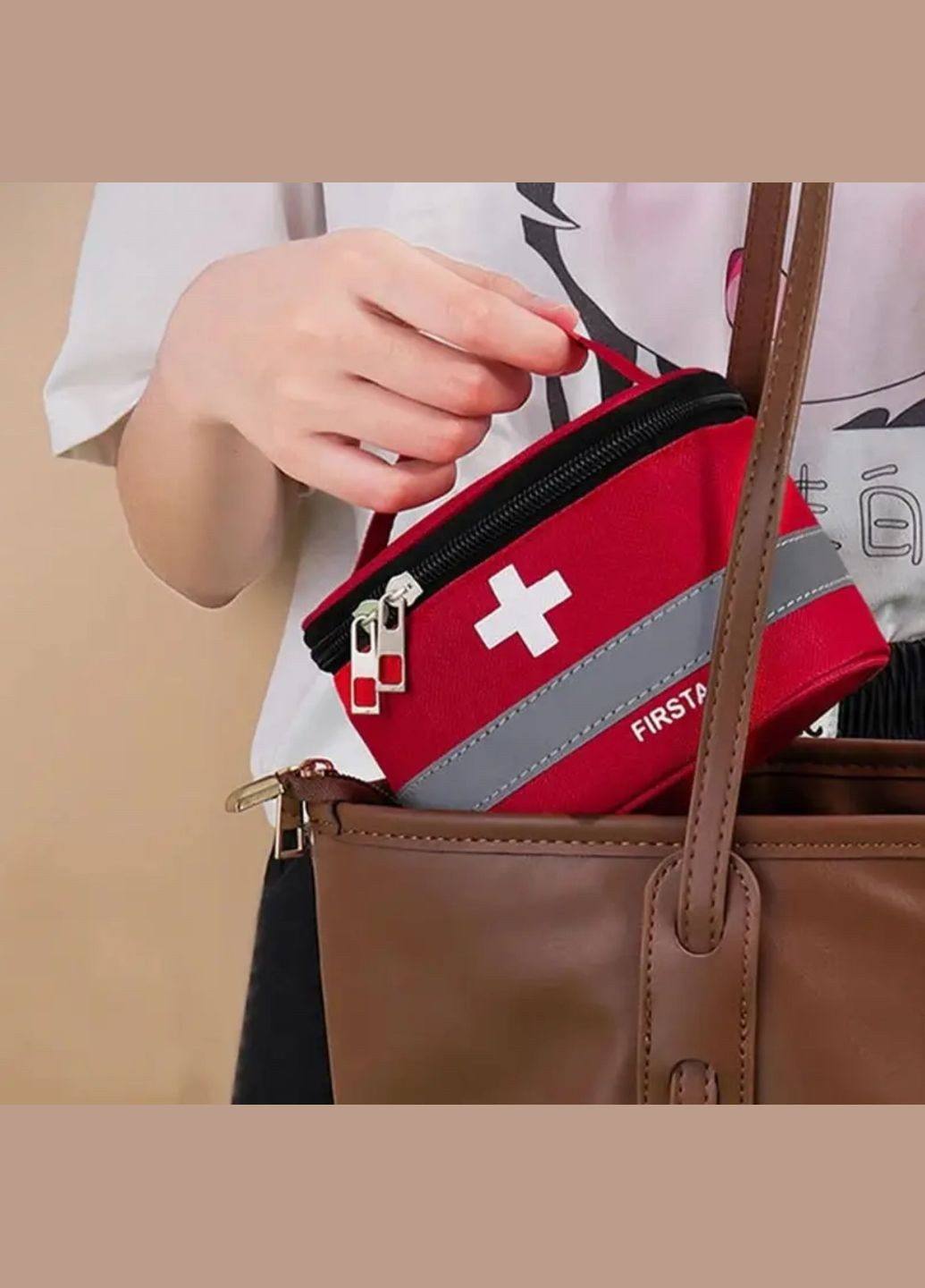 Удобная аптечка среднего размера в форме чемодана красная No Brand (326487943)