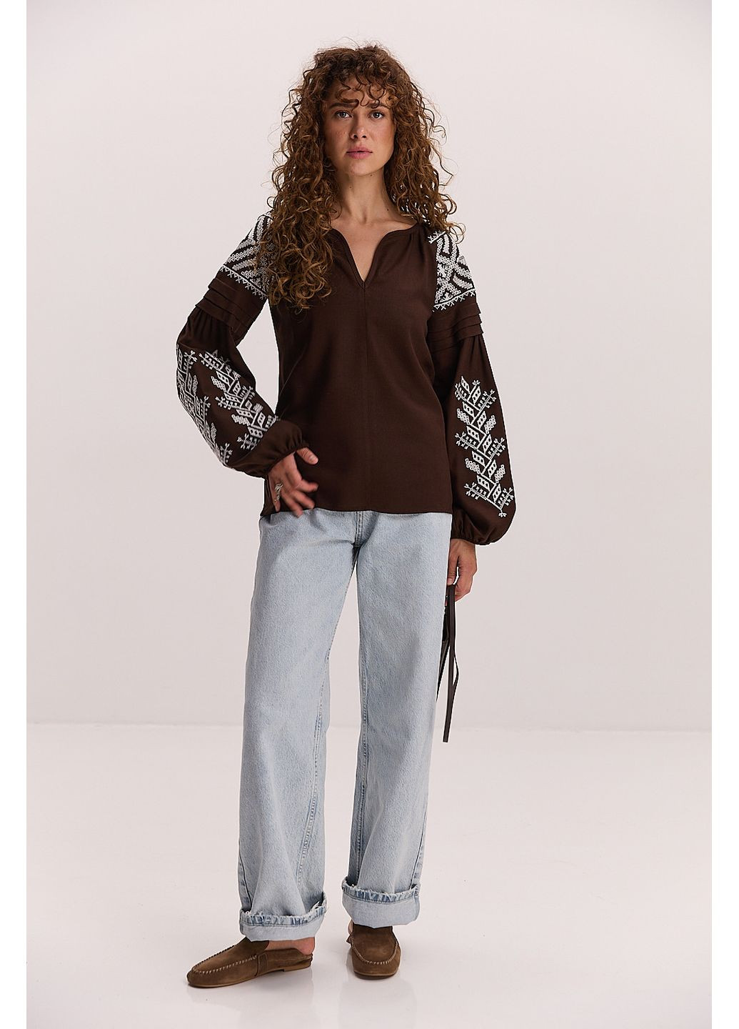 Коричнева жіноча вишиванка світло-бежева з чорною геометрією гладдю Arjen льон (353305918)