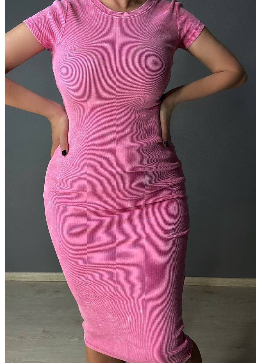 Розовое платье женское 240032 средней длины футболкой вареное тай-дай в рубчик MMC