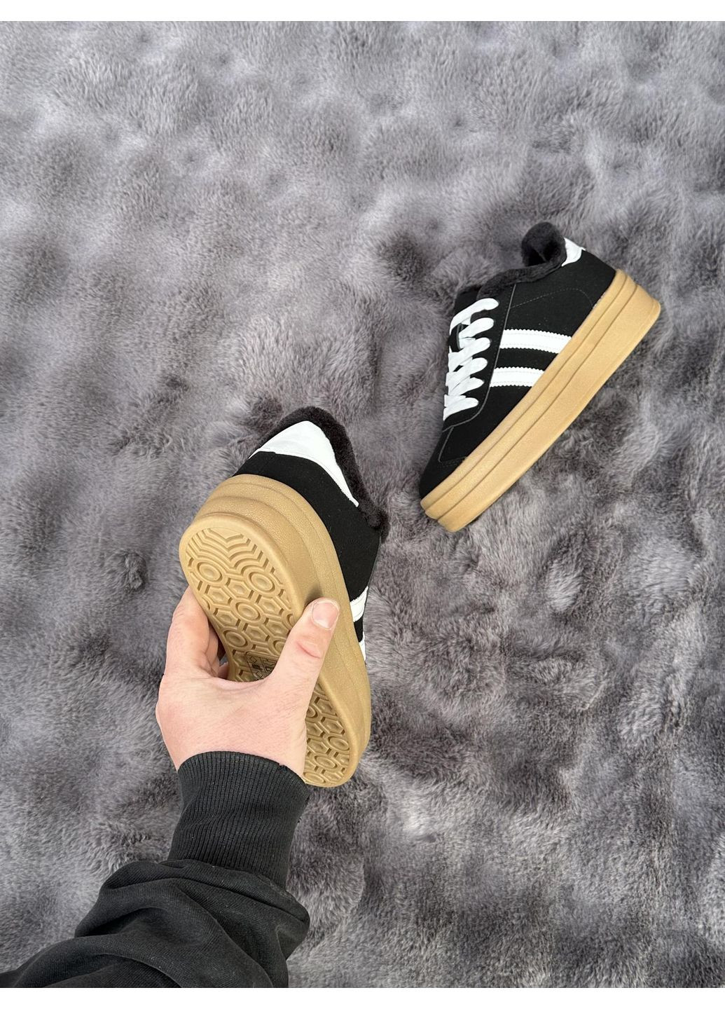 Кросівки жіночі зимові чорні білі смужки на бежевій платформі замшеві теплі з хутром снікерси повсякденні No Brand (365307544)