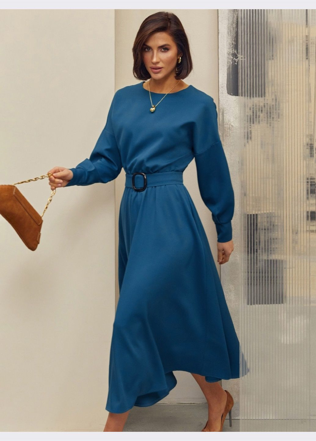 Синя сукня синього кольору з розкльошеною спідницею і поясом Dressa