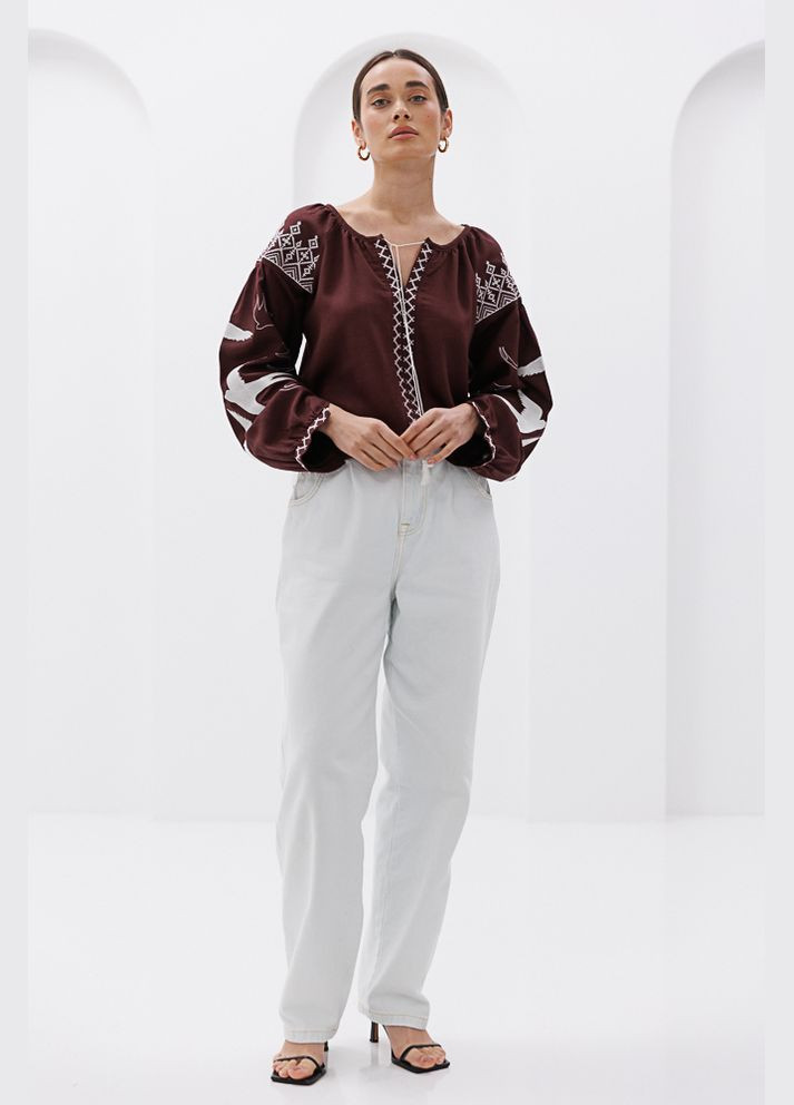 Коричнева жіноча вишиванка з ластівками гладдю Arjen (295903465)