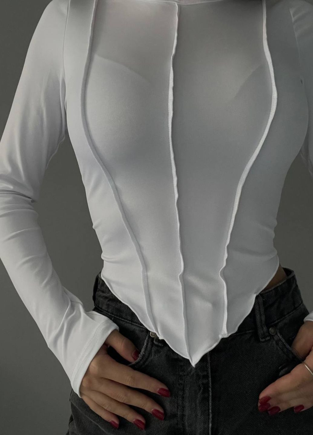 Вишуканий приталений лонгслів з довгими рукавами та декоративними швами спереду Україна (328559124)