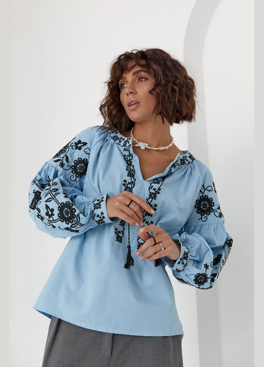 Голубая женская вышиванка с вышивкой гладью на рукавах. ESQ хлопок (319493460)