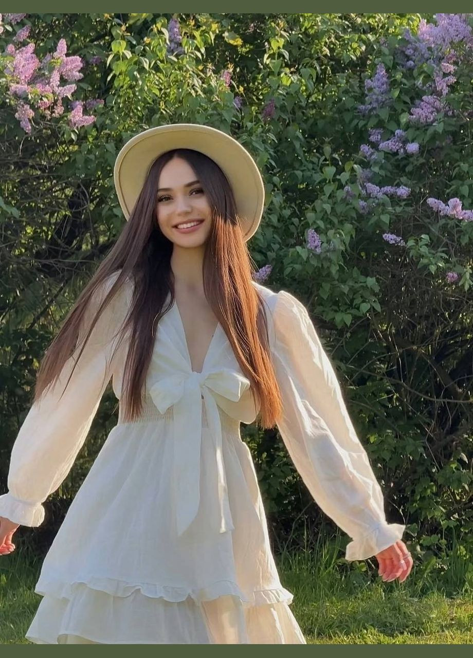 Молочное кэжуал нежное льняное платье декорировано воланами с пышной юбкой Adelante однотонное