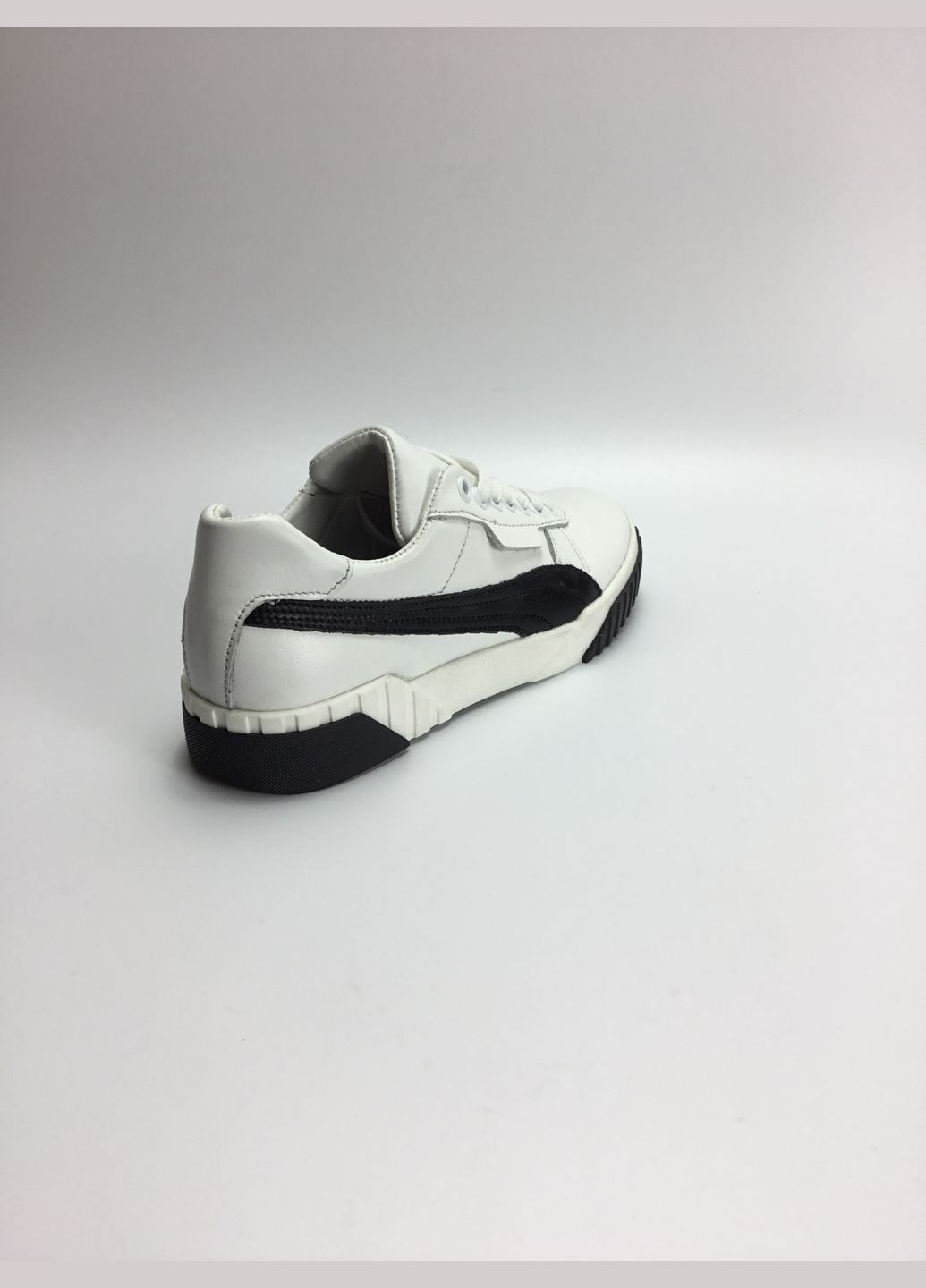 Білі жіночі кросівки Levons