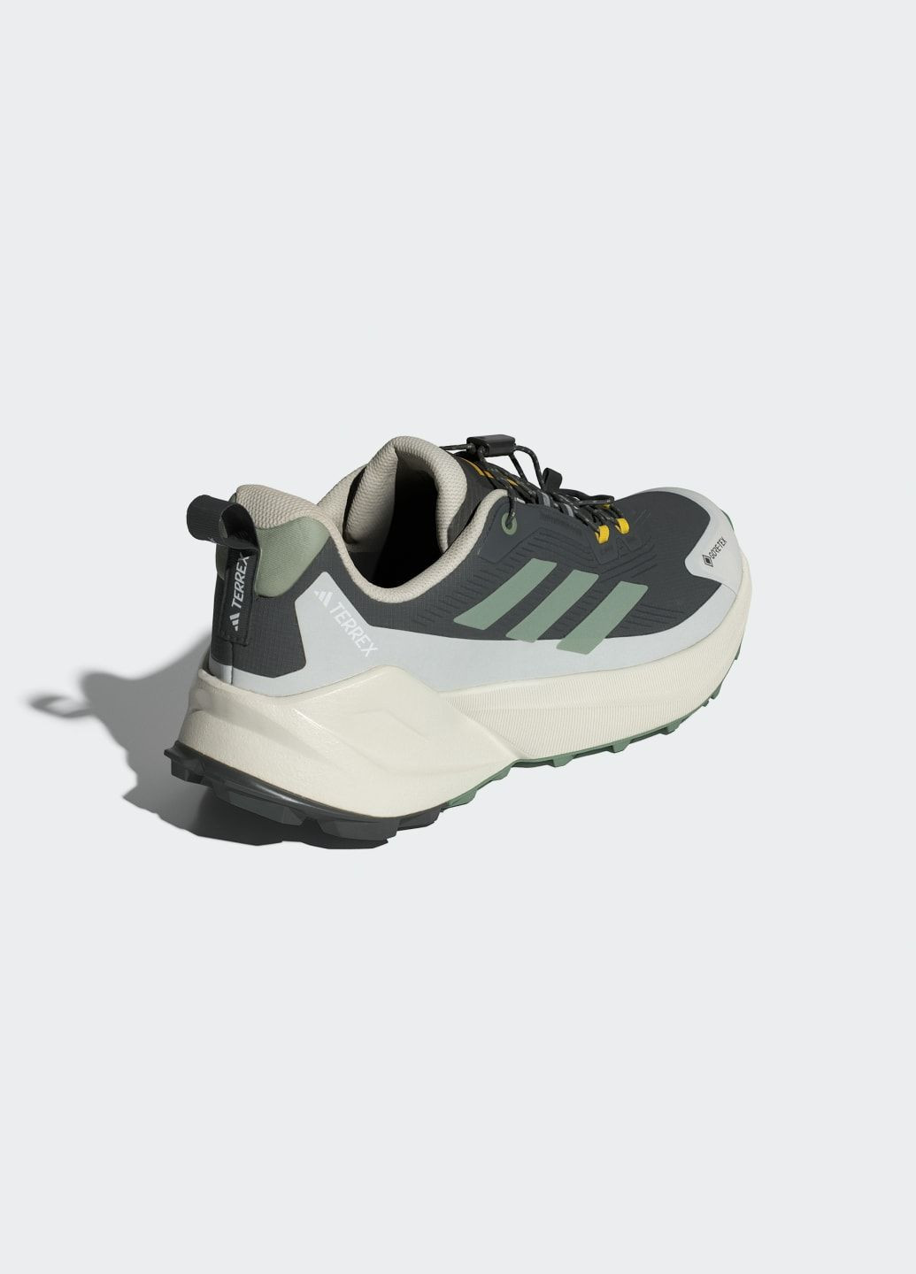 Серые летние кроссовки для хайкинга national geographic terrex trailmaker 2 gore-tex adidas