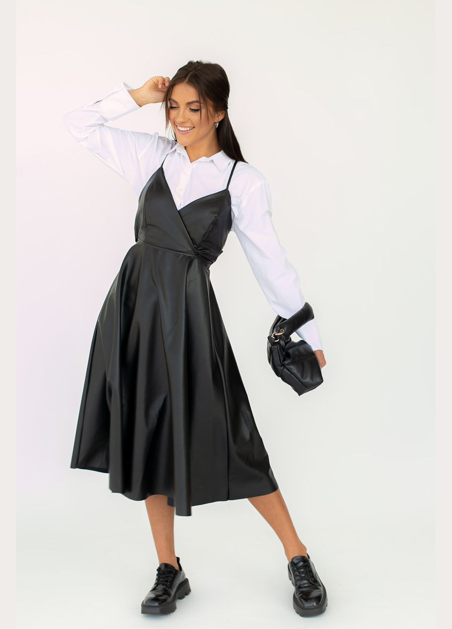 Летний женский сарафан из кожзама на тонких бретелях с клешной юбкой Liton однотонный