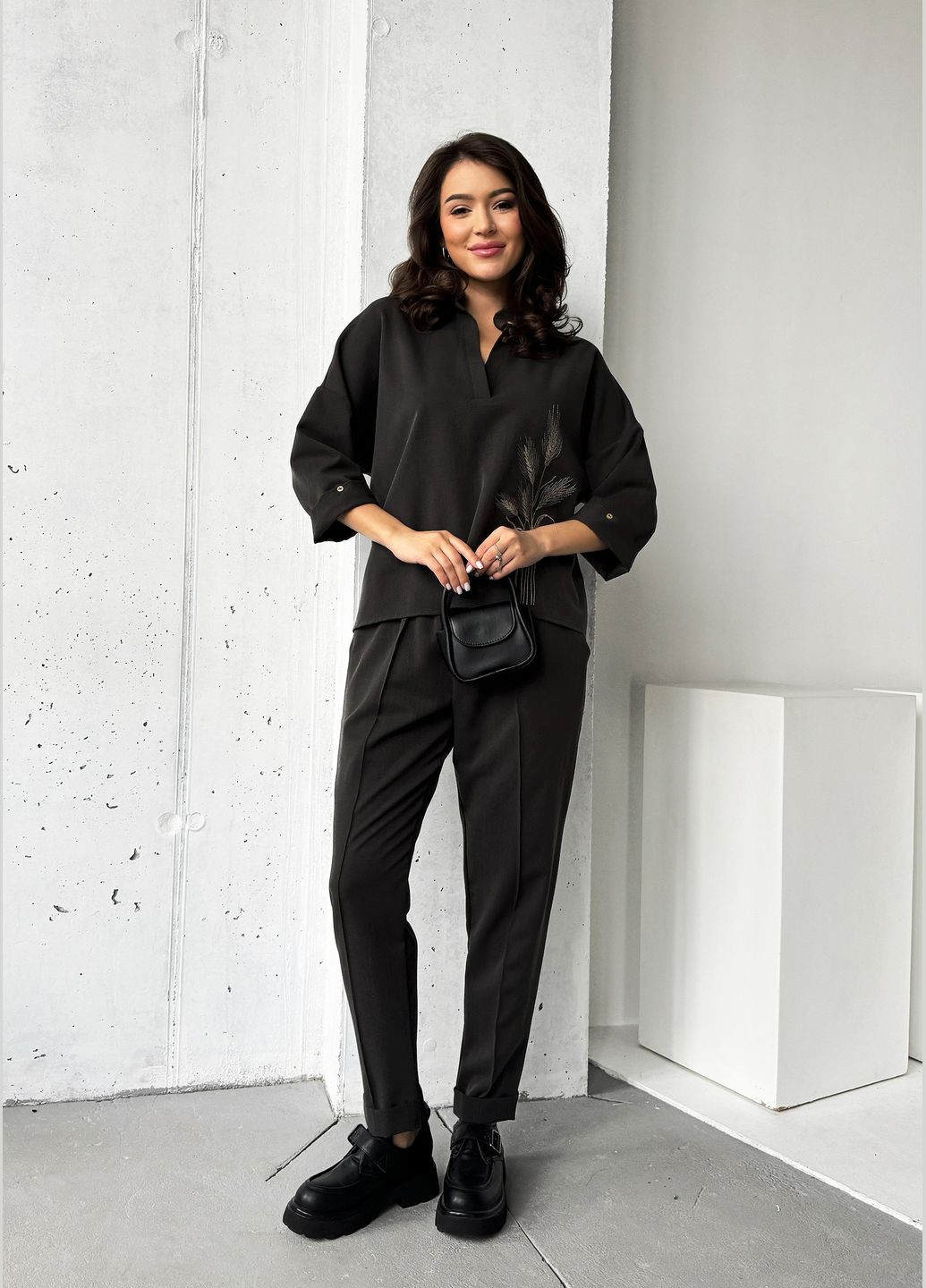 Елегантний дизайнерський брючний костюм-двійка з вишивкою Колоски INNOE Костюм (315055980)