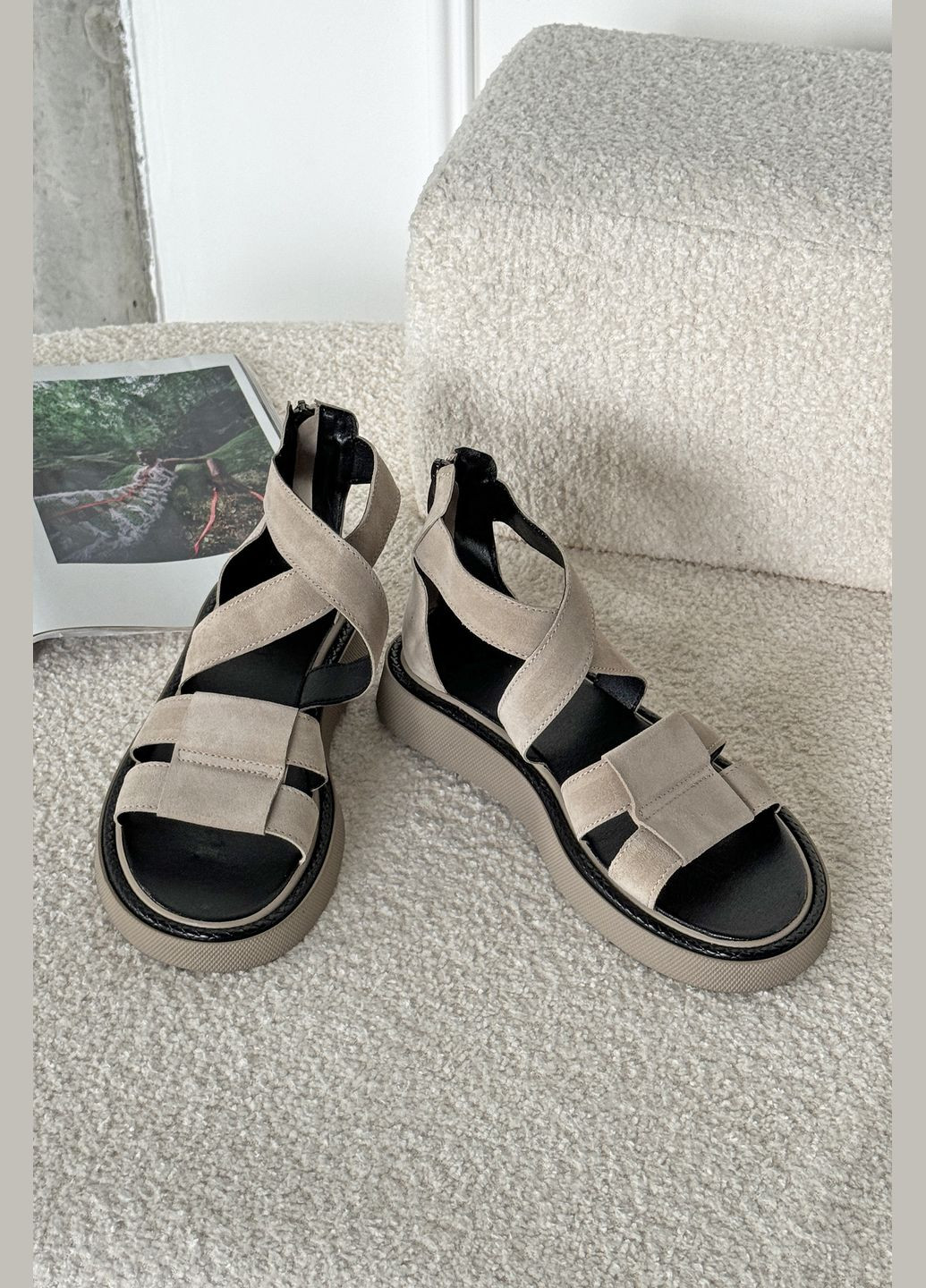 Бежевые актуальные универсальные женские замшевые сандали InFashion на молнии