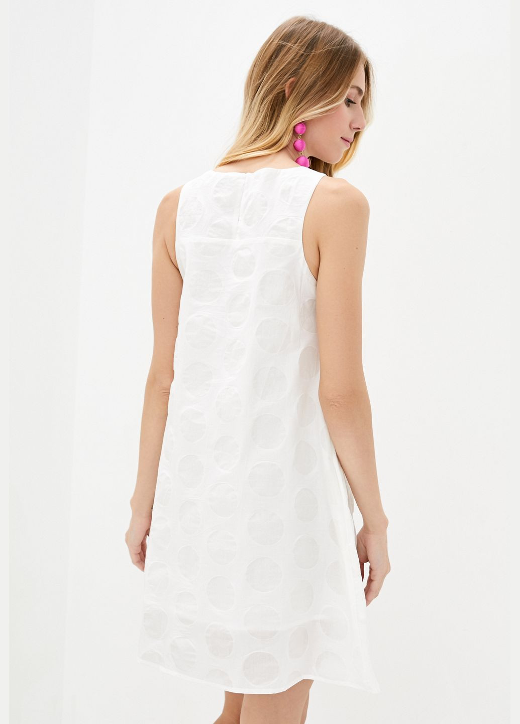 Белое кэжуал короткое платье белого цвета в прозрачный горошек. ORA однотонное
