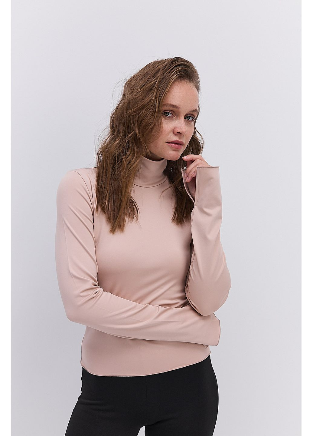 Женский лонгслив молочный с воротником-стойкой на пуговицах сзади Arjen (364967485)