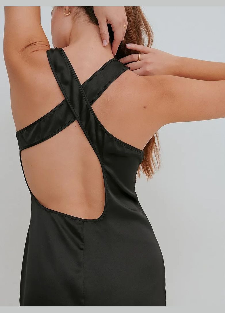 Чорна коротка сукня з відкритою спиною NA-KD