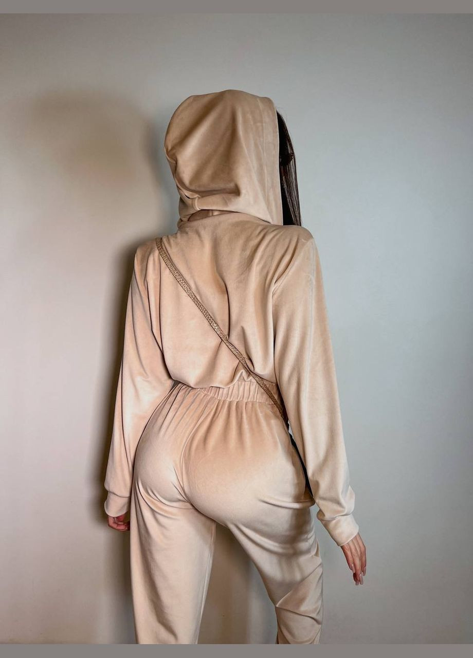 Жіночий велюровий комбінезон бежевого кольору 31228 No Brand (323643413)