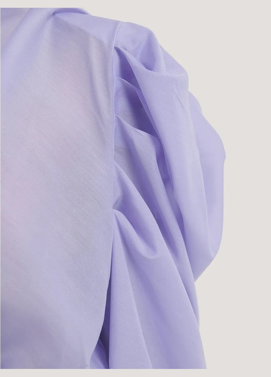 Фіолетова блуза з об'ємними рукавами NA-KD