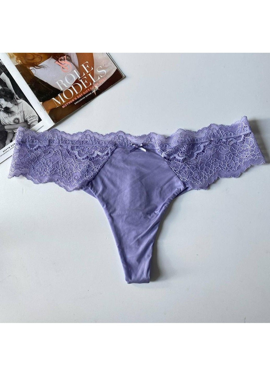 Трусики-стрінги жіночі люксові з мереживом Lace-Trim Thong Panty бузкові Victoria's Secret (316551384)