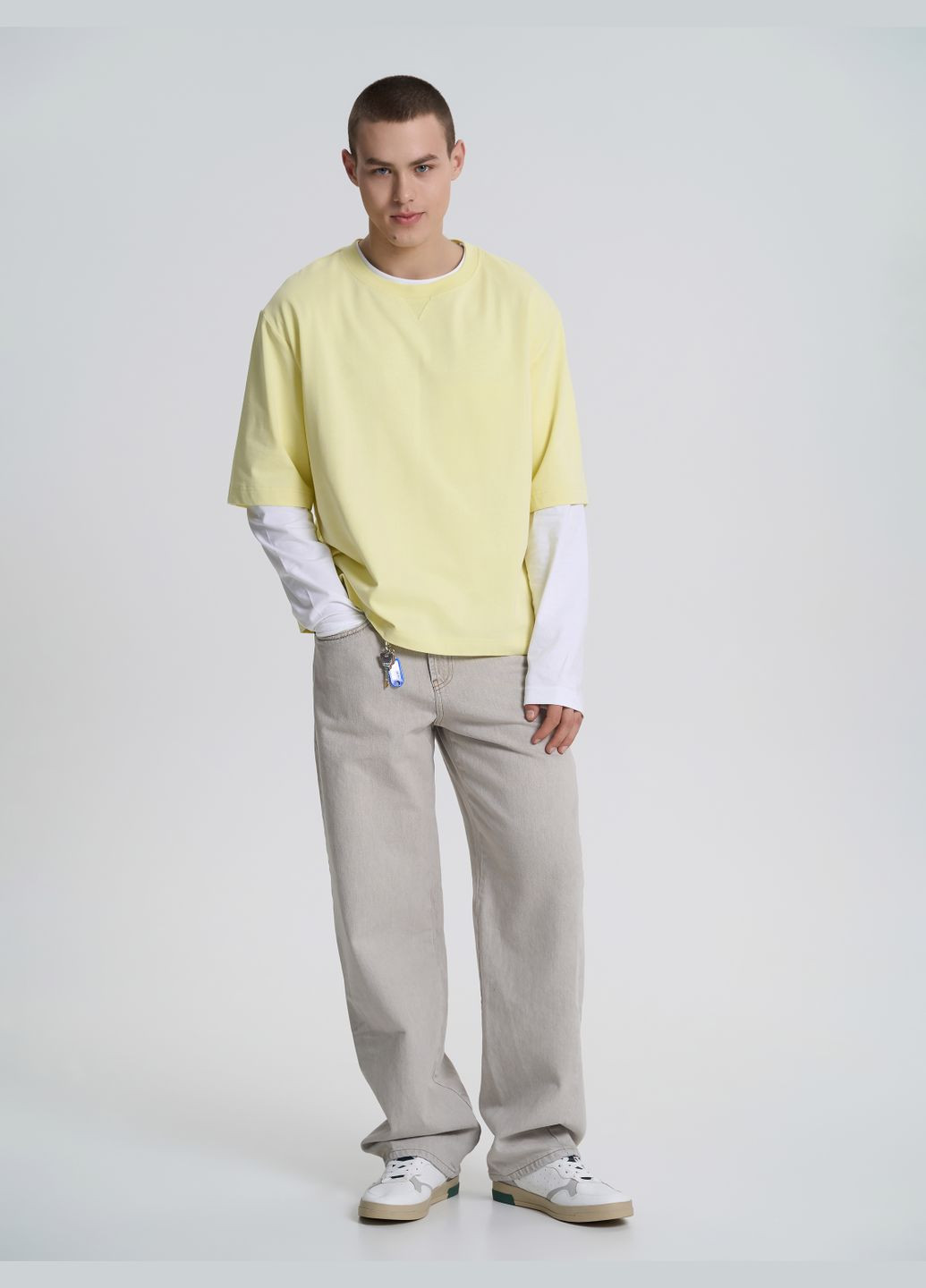 Желтая футболка мужская с декоративной строчкой в светло-бежевом цвете тм роза с коротким рукавом Роза