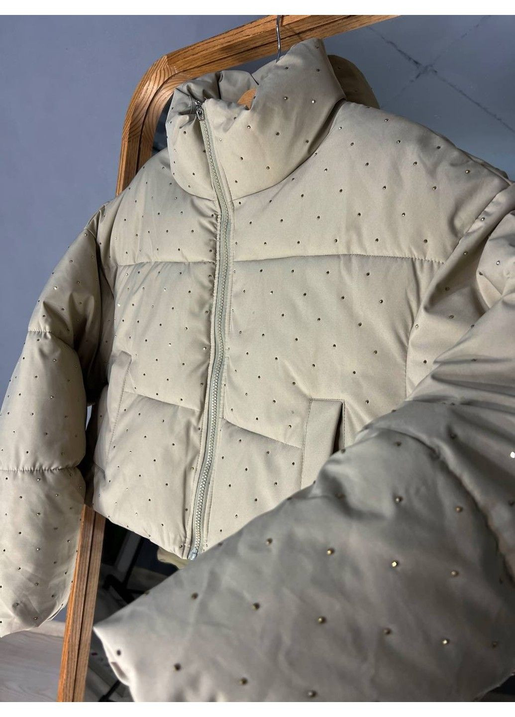 Бежева демісезонна куртка жіноча 7165 укорочена пуффер з розсипом камінців демісезонна без капюшона оверсайз бежева HAIZIYUAN