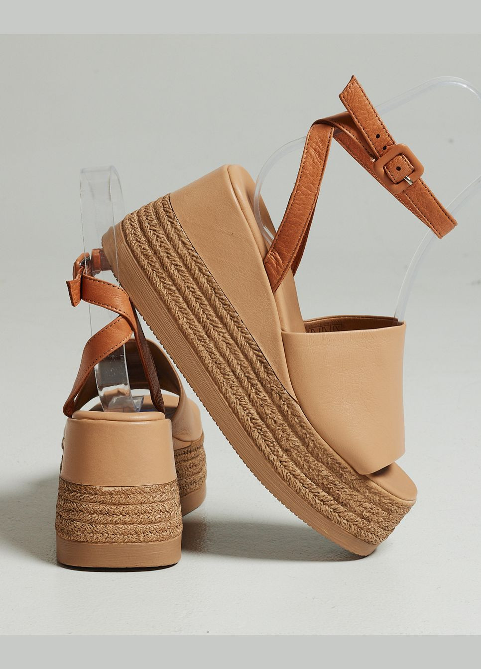 Бежевые босоножки на танкетке бежевые кожа Guero с ремешком