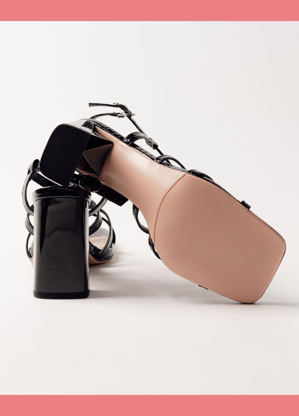 Черные босоножки на высоком каблуке aifоrmaria черные лаковая кожа Aiformaria с ремешком