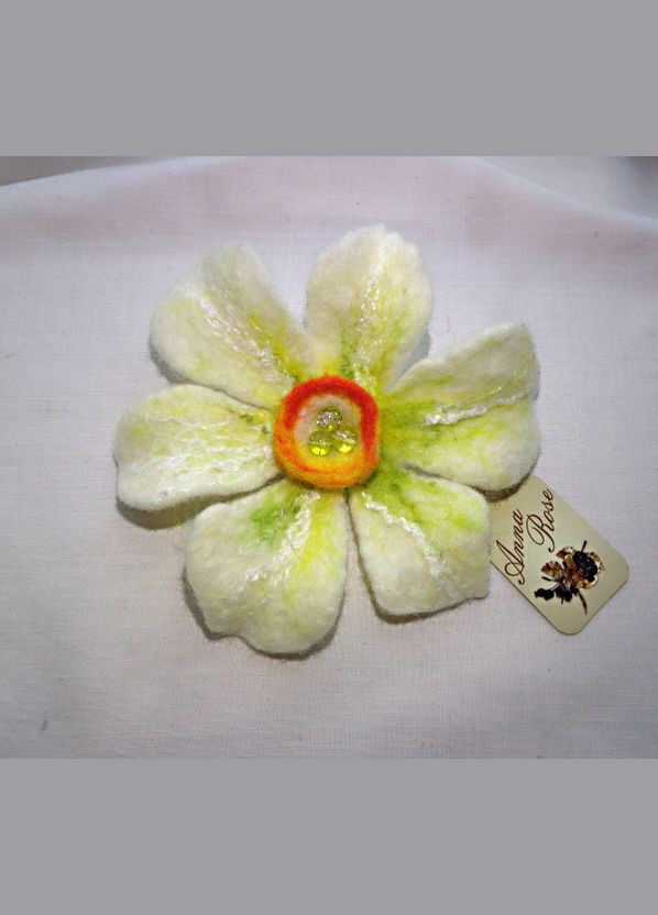 Войлочная брошь цветок ручной работы "Молочный Нарцисс" No Brand (349842295)