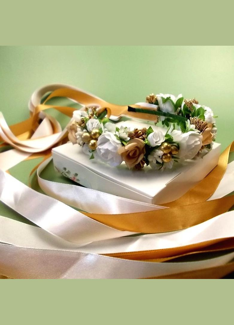 Біло-бежевий квітковий віночок із золотими ягодами та довгими стрічками + подарунок No Brand (342384724)