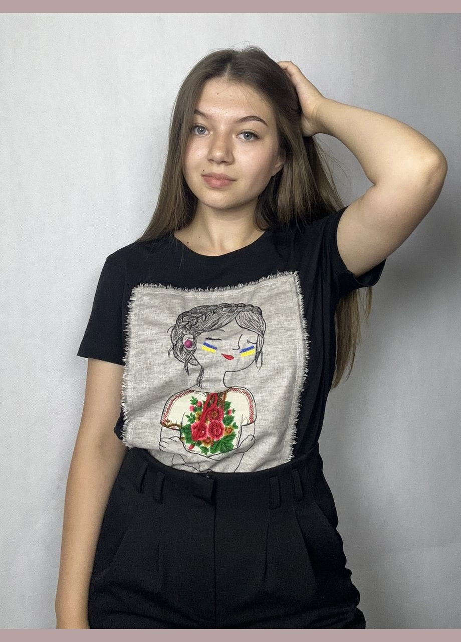 Черная всесезон футболка женская летняя с патриотическим вышитым рисунком черная mknk200428-3 Modna KAZKA