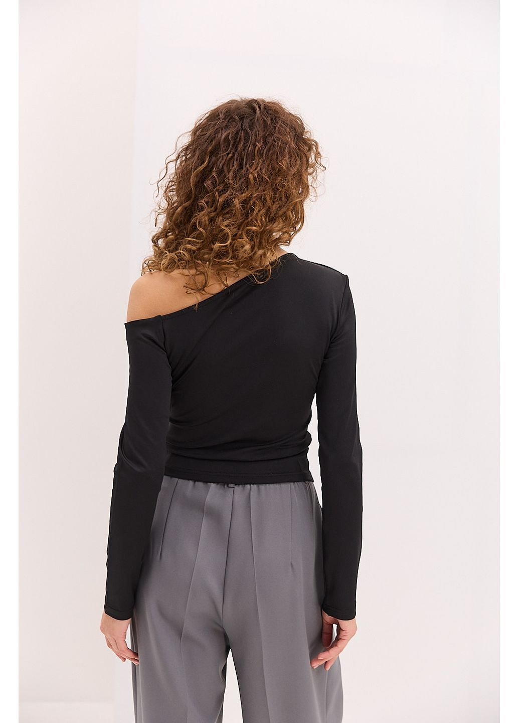 Жіночий лонгслів з відкритим плечем чорний Arjen (361056780)