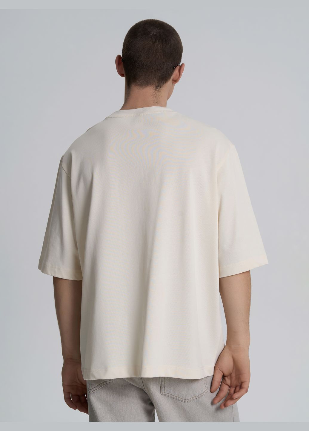 Світло-бежева футболка чоловіча оверсайз з нашивною кишеньою у світло-бежевому кольорі тм роза з коротким рукавом Роза