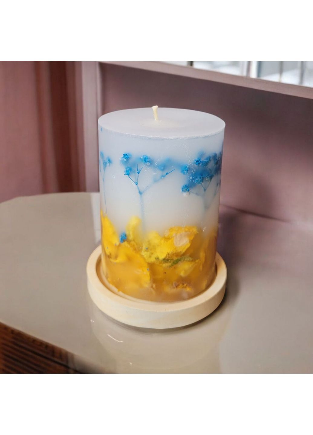 Набір із декоративної ароматизованої свічки ручної роботи з блакитною гіпсофілою та жовтою трояндою на гіпсовій підставці Handmade Studio - AV (371797819)