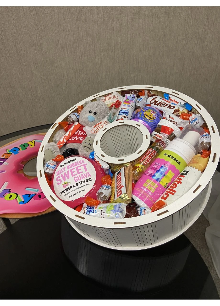 Подарунковий бокс Рожевий пончик з солодощами Kinder, Nutella, косметикою Mr.Scrubber та ведмедиком Тедді No Brand (360984300)