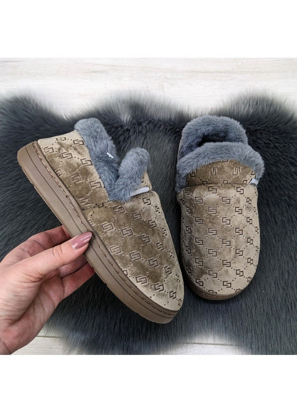Коричневые тапочки чуни женские теплые закрытые Lion