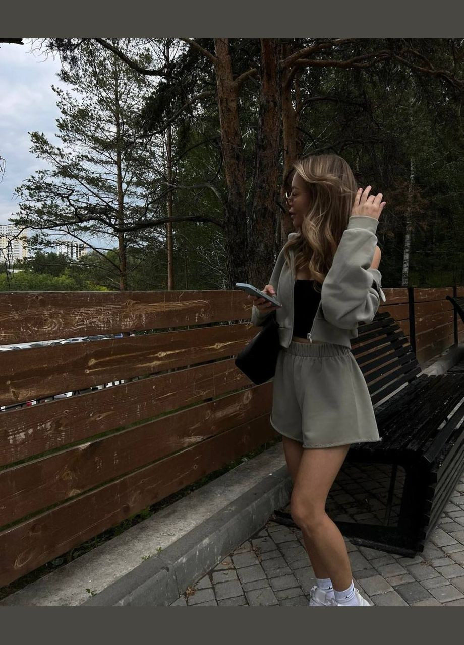 Женский спортивный костюм укороченная кофта на молнии и шорты свободного кроя MonCher (347584635)