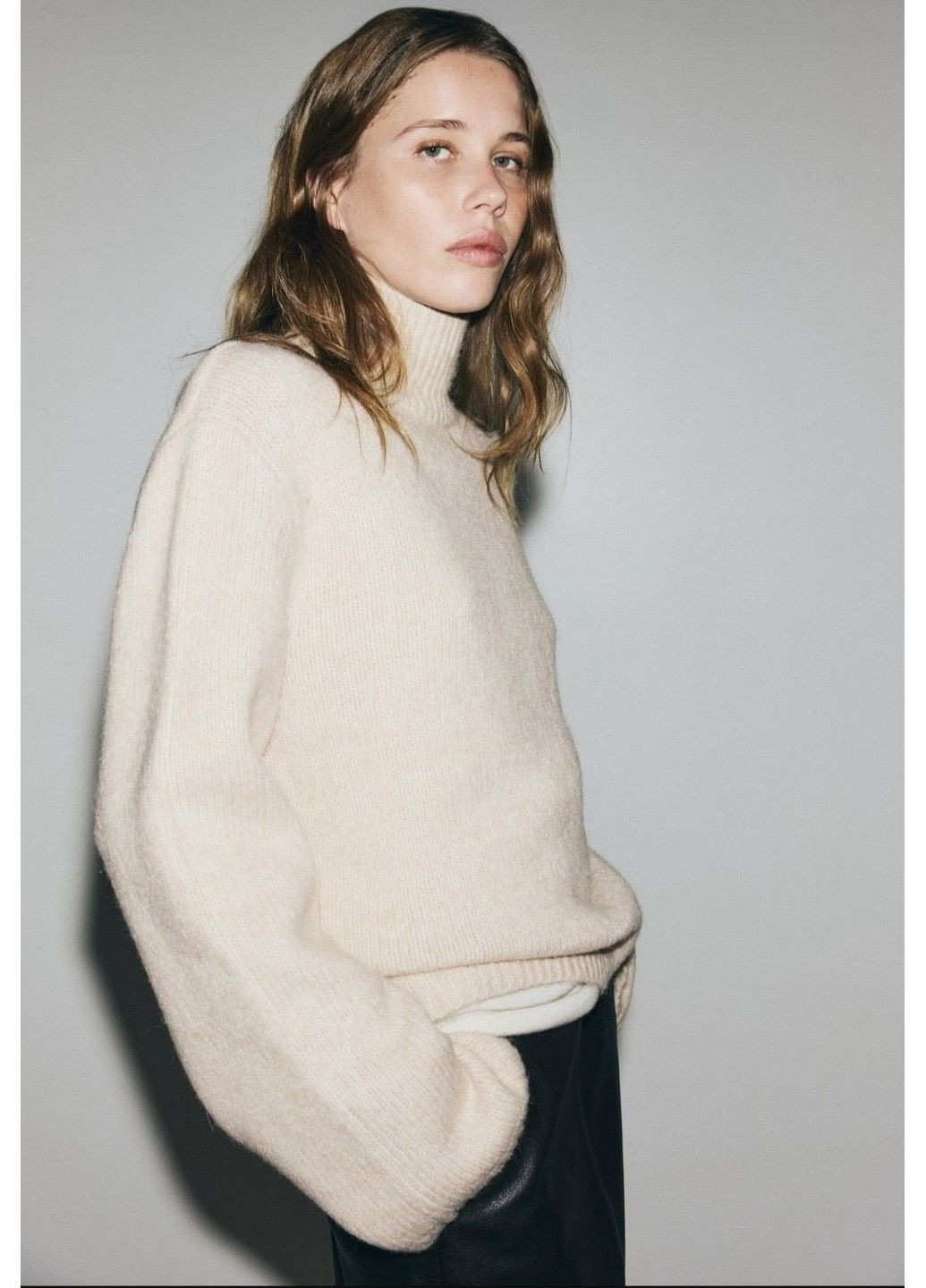 Світло-бежевий зимовий жіночий в'язаний светр з високим коміром н&м (58716) xs світло-бежевий H&M