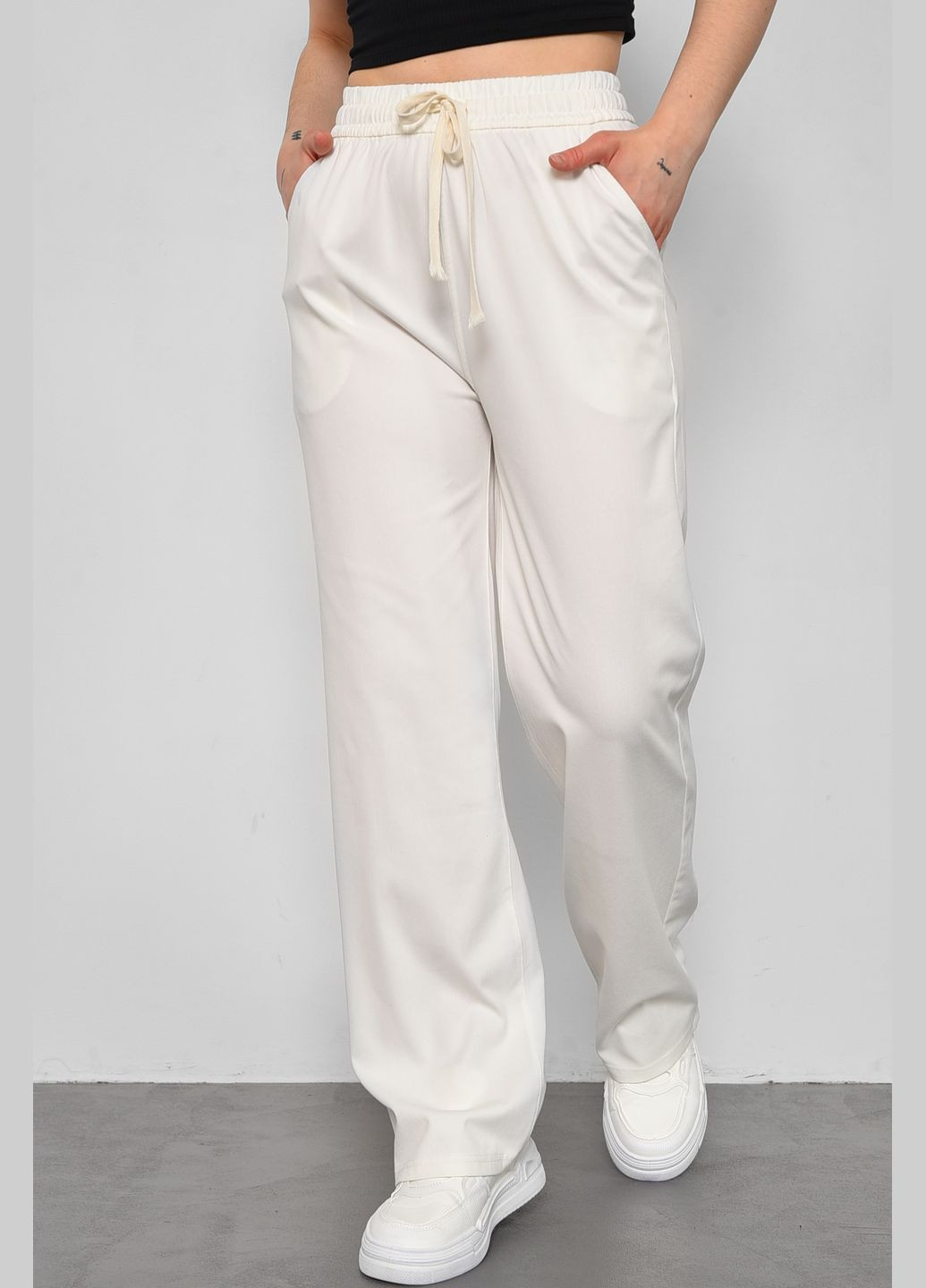 Штани жіночі розкльошені напівбатальні білого кольору Let's Shop (283322881)