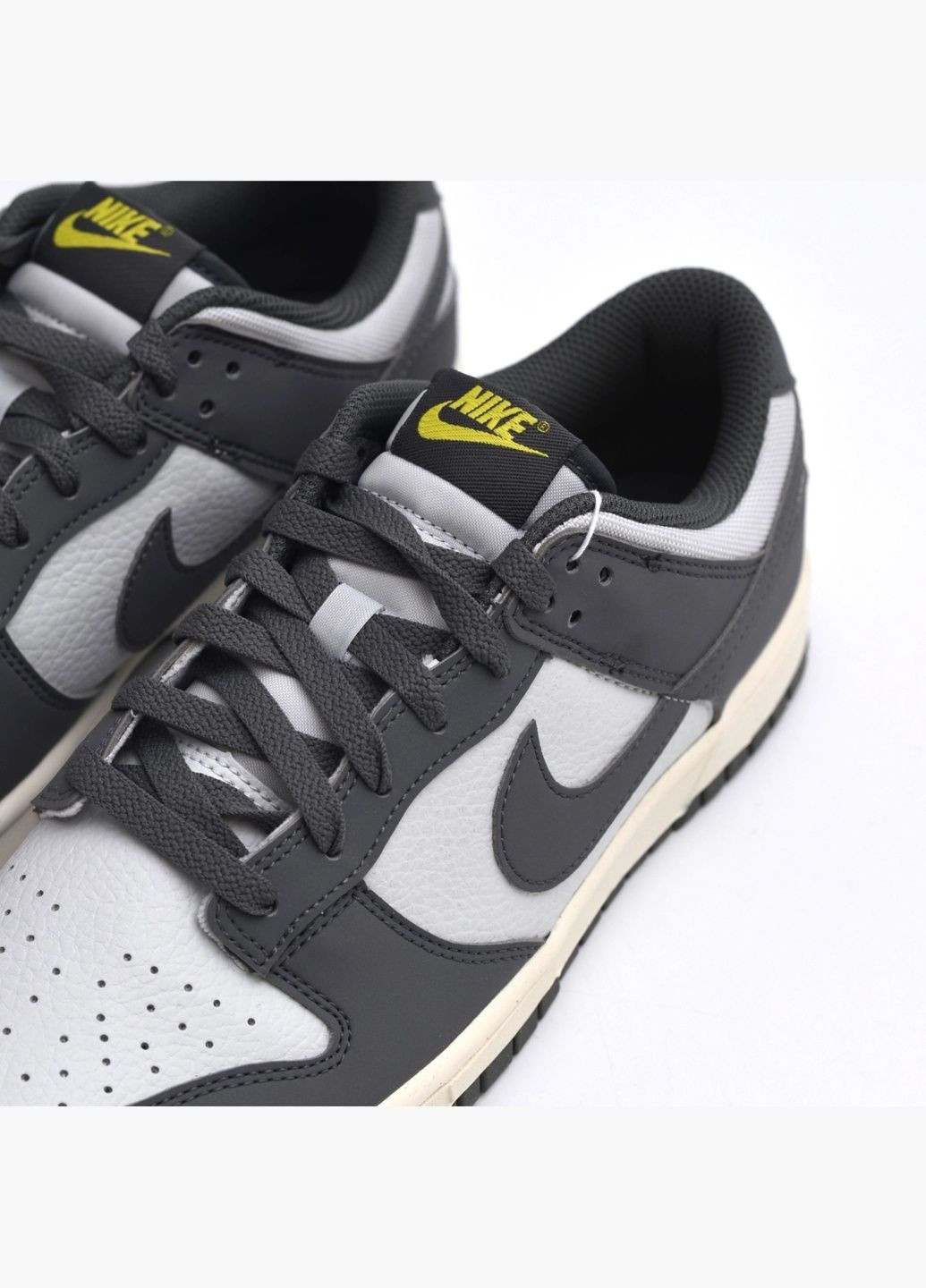 Сірі кросівки чоловічі dunk low next nature grey/white fz4621-001 Nike