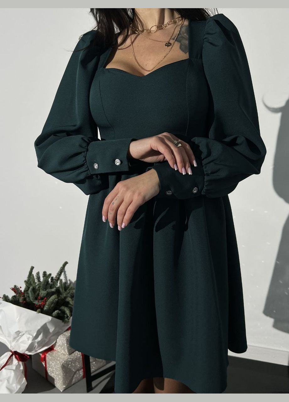 Темно-зеленое короткое платье бутылочного цвета с открытым декольте и длинными рукавами, стильное и элегантное для особых случаев No Brand однотонное