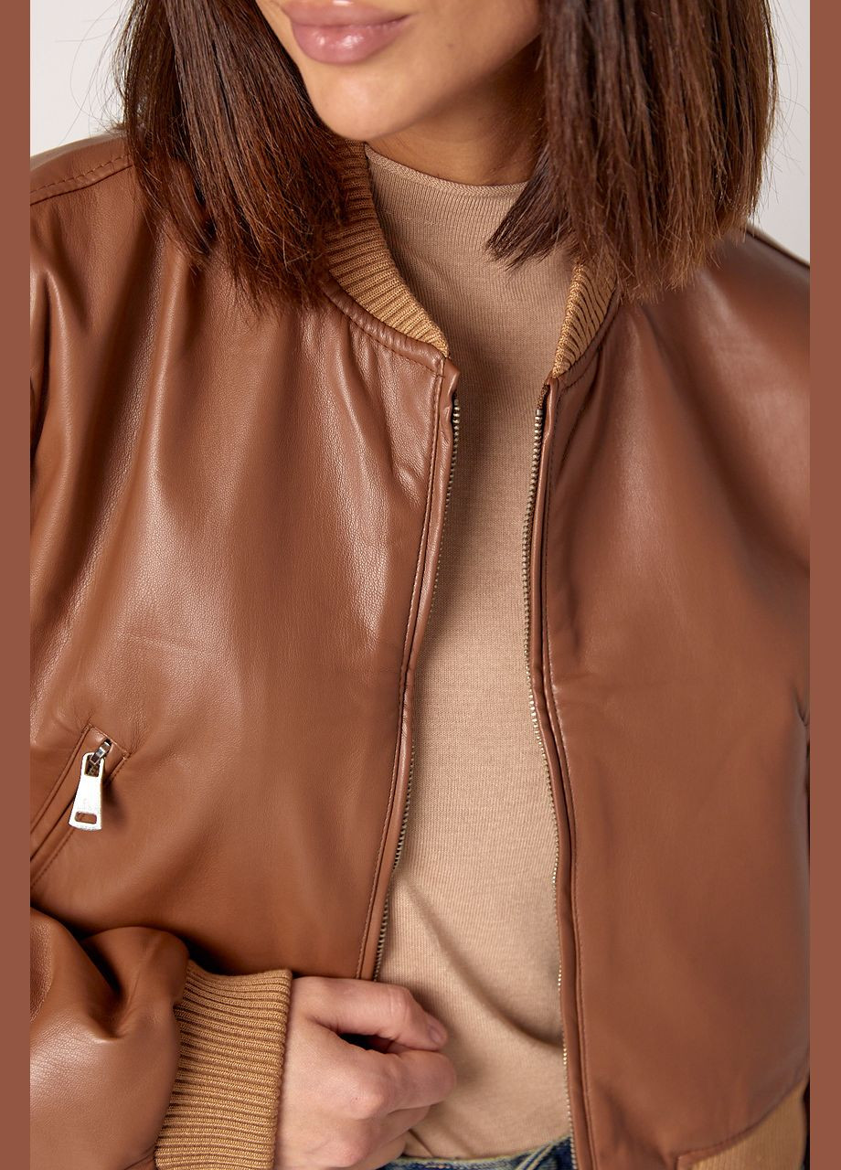 Светло-коричневая демисезонная женская куртка-бомбер из кожзама Lurex