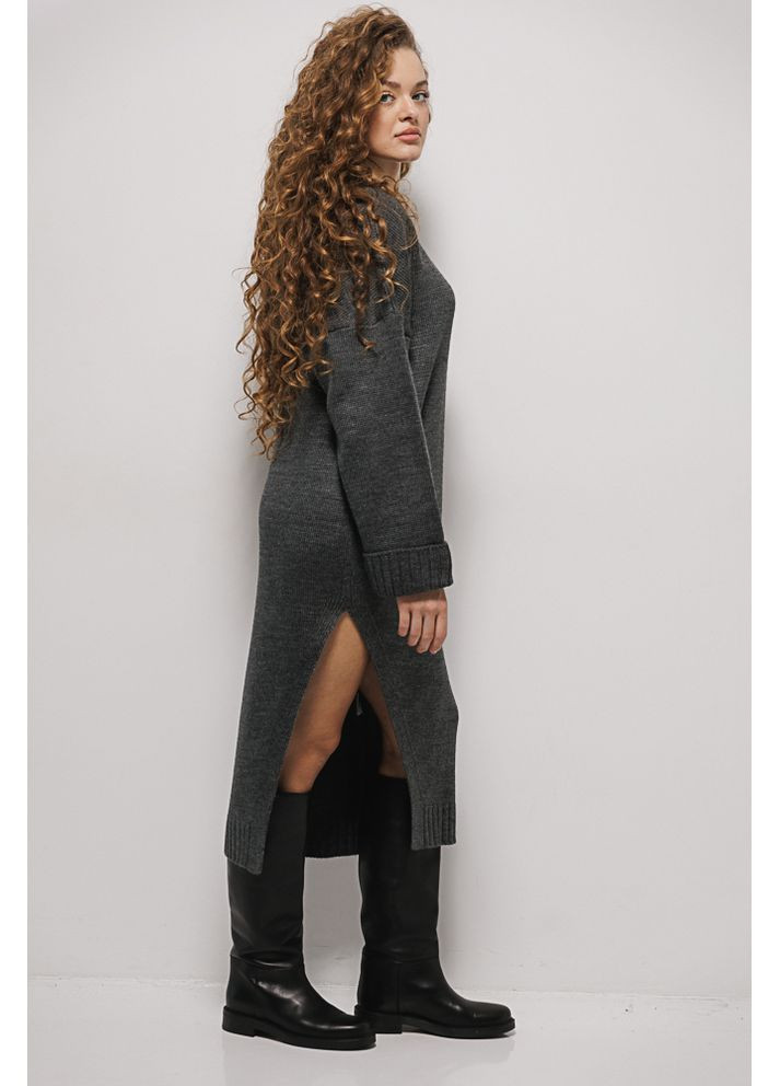 Темно-серое вязаное платье меди темно-шоколадное с высоким разрезом сбоку Arjen