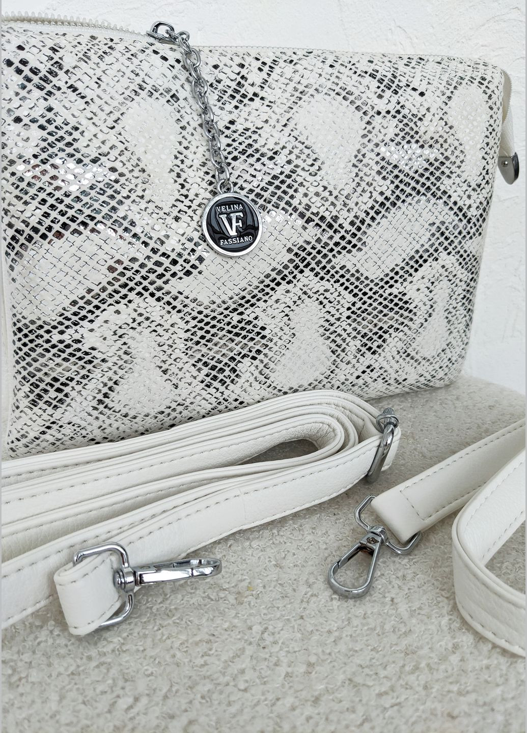 Стильная женская сумка-багет из экокожи с оригинальным декором в виде цепи и имитированного лезвия бритвы InFashion Сумка (327435697)