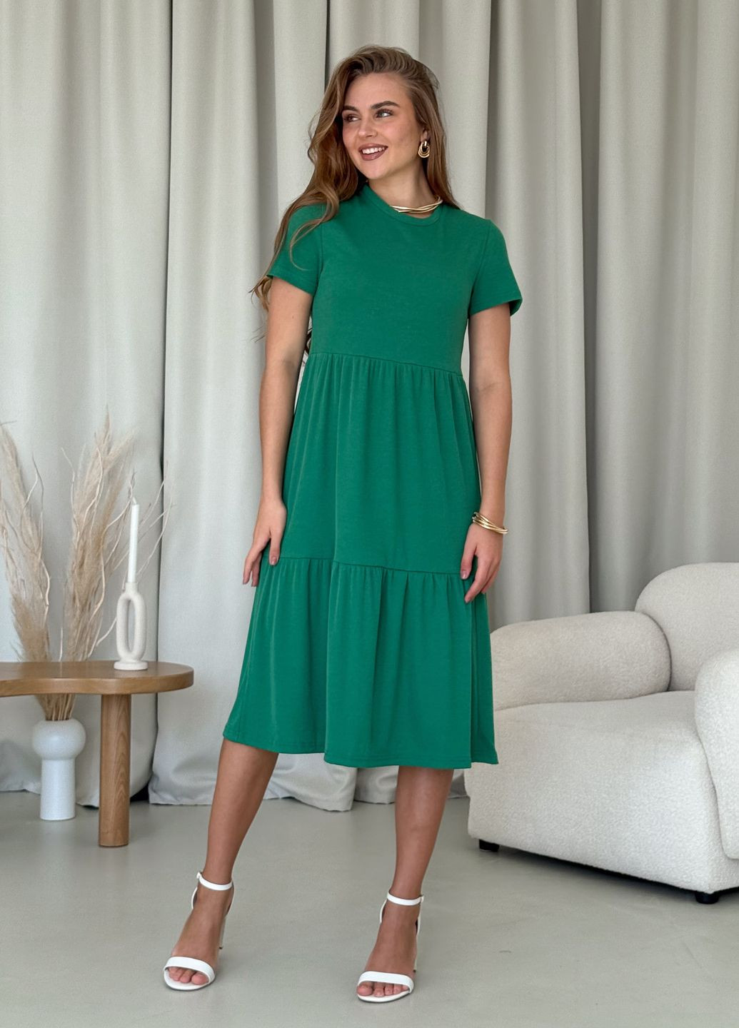 Зеленое пляжное, повседневный, кэжуал свободное летнее платье трапеция в рубчик с короткими рукавами клеш, платье-футболка, а-силуэт Merlini однотонное