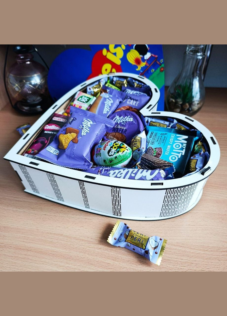 Подарунковий бокс серце з принтом «Love is...» із солодощами для дівчини або дитини (ar168) No Brand (317348279)