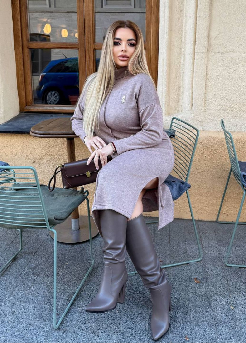 Бежевое повседневный женское платье из двусторонней ангоры с длинным рукавом, воротником-стойкой и брошью платье-водолазка Україна однотонное