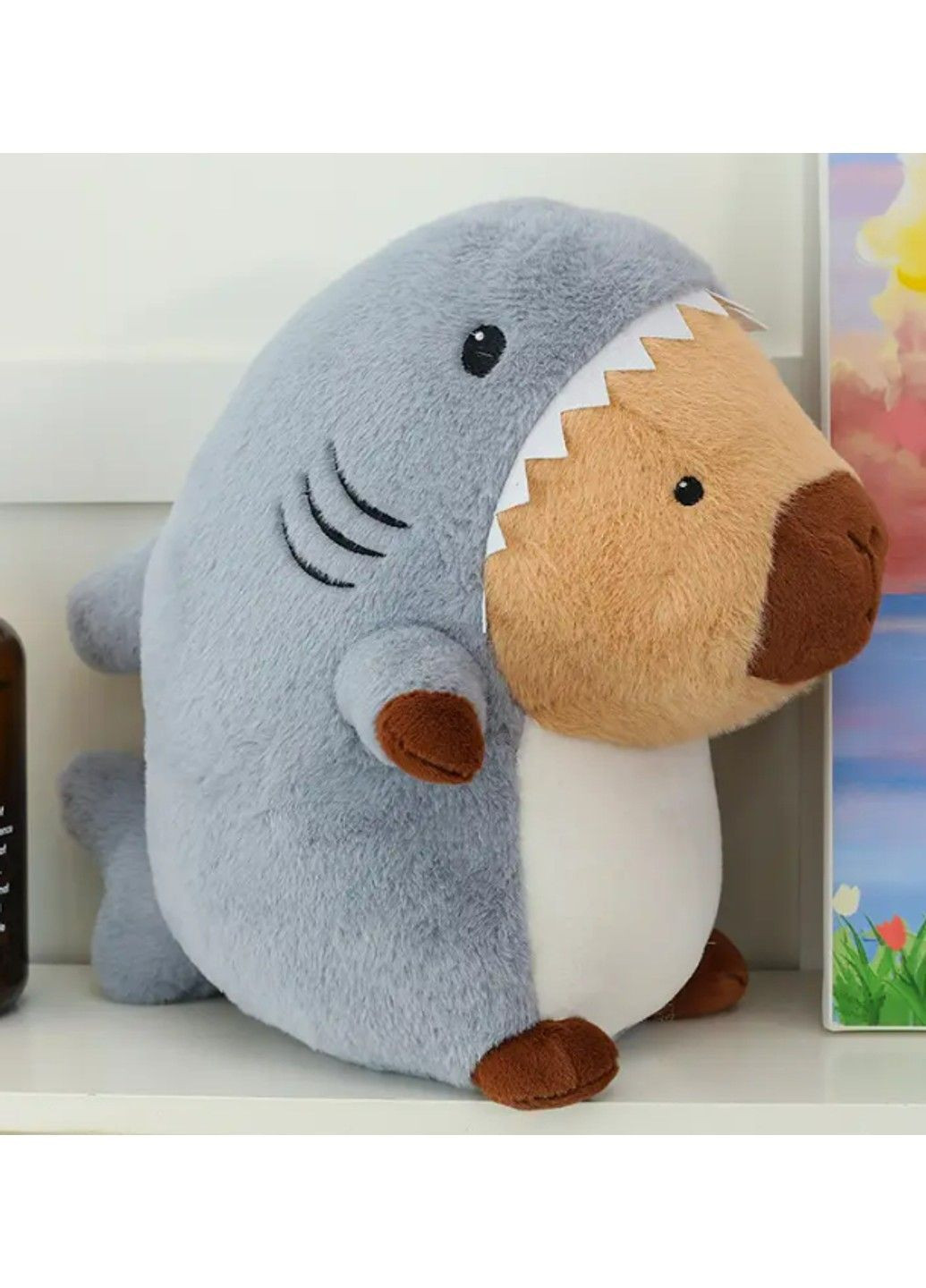 Мягкая детская плюшевая игрушка капибара в костюме акулы 23cм No Brand (364956575)