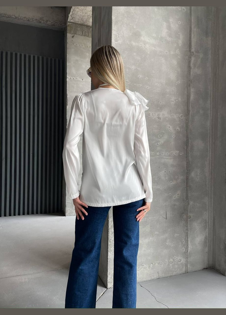 Біла демісезонна трендова блуза з квіткою-чокером Vakko